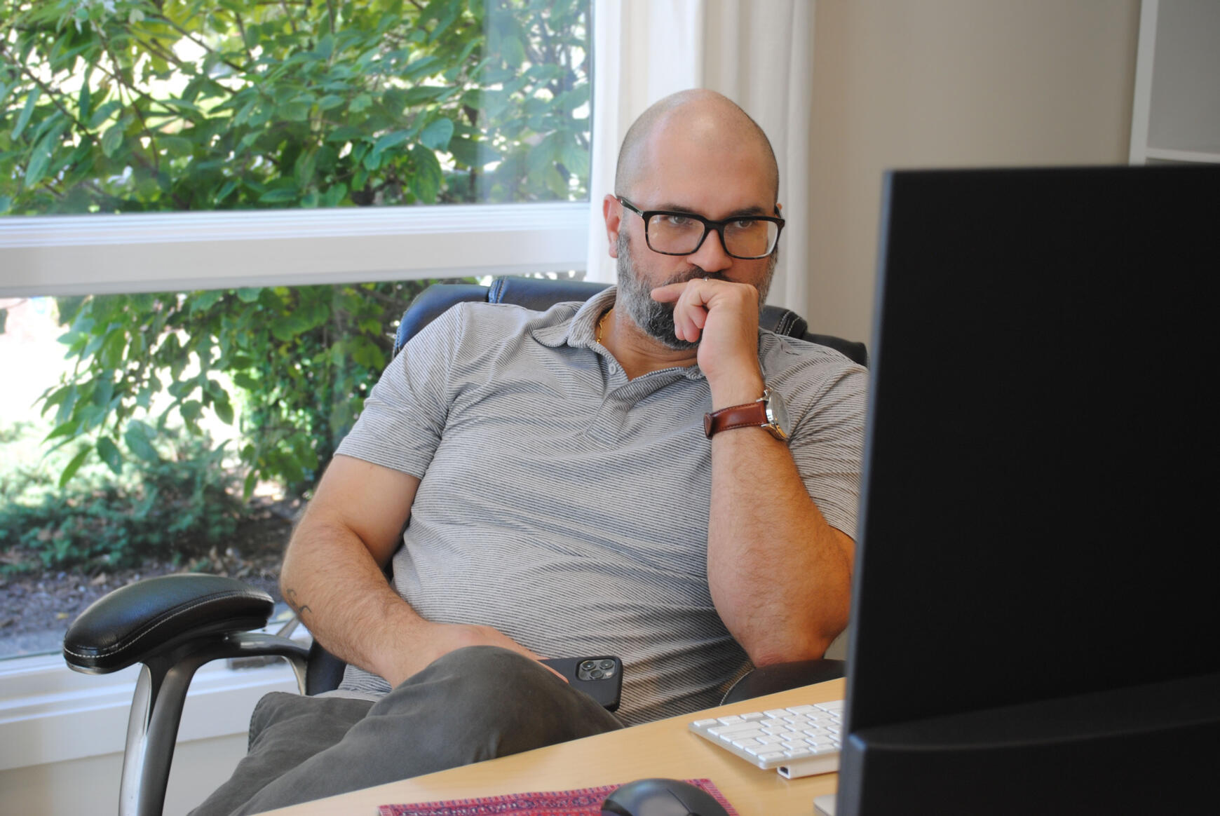 KMU Inhaber liest Website-Texte KMU Inhaber liest Website-Texte